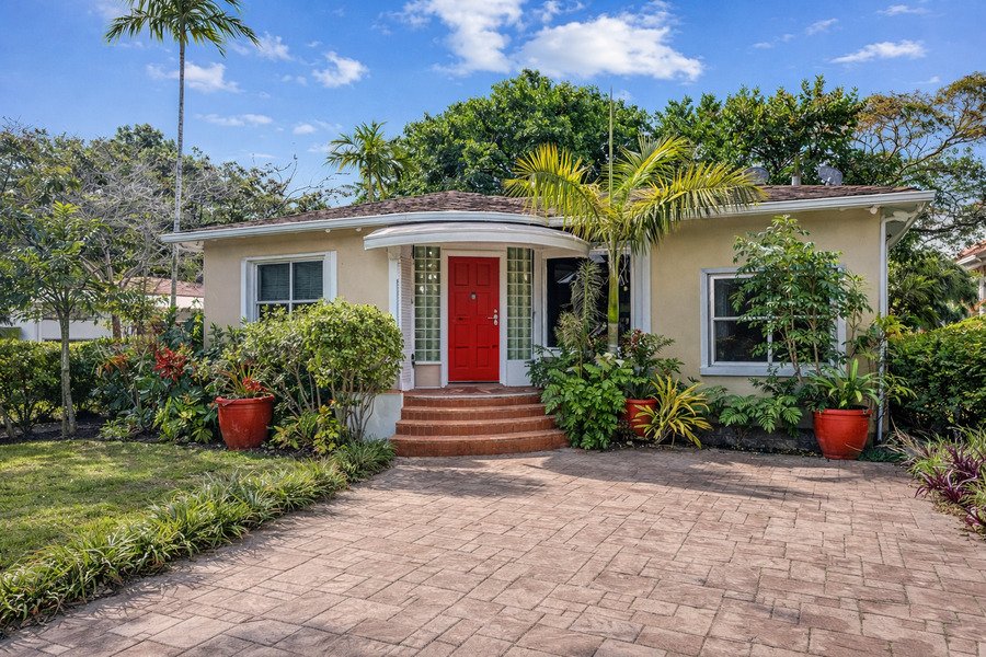 Fumigation vs heat treatment - Elegant house with garden and palm trees.