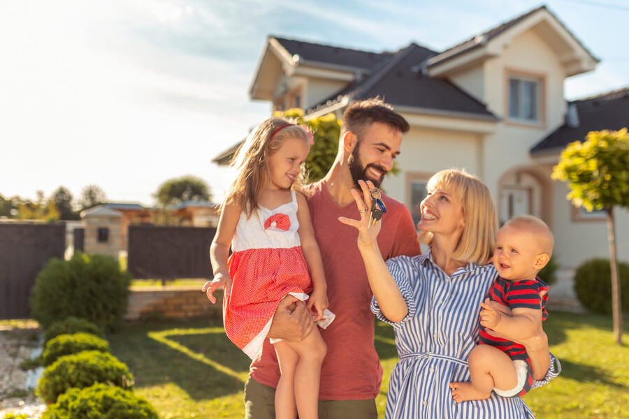 Tentless termite treatment reviews - Happy family enjoying time outside their home.